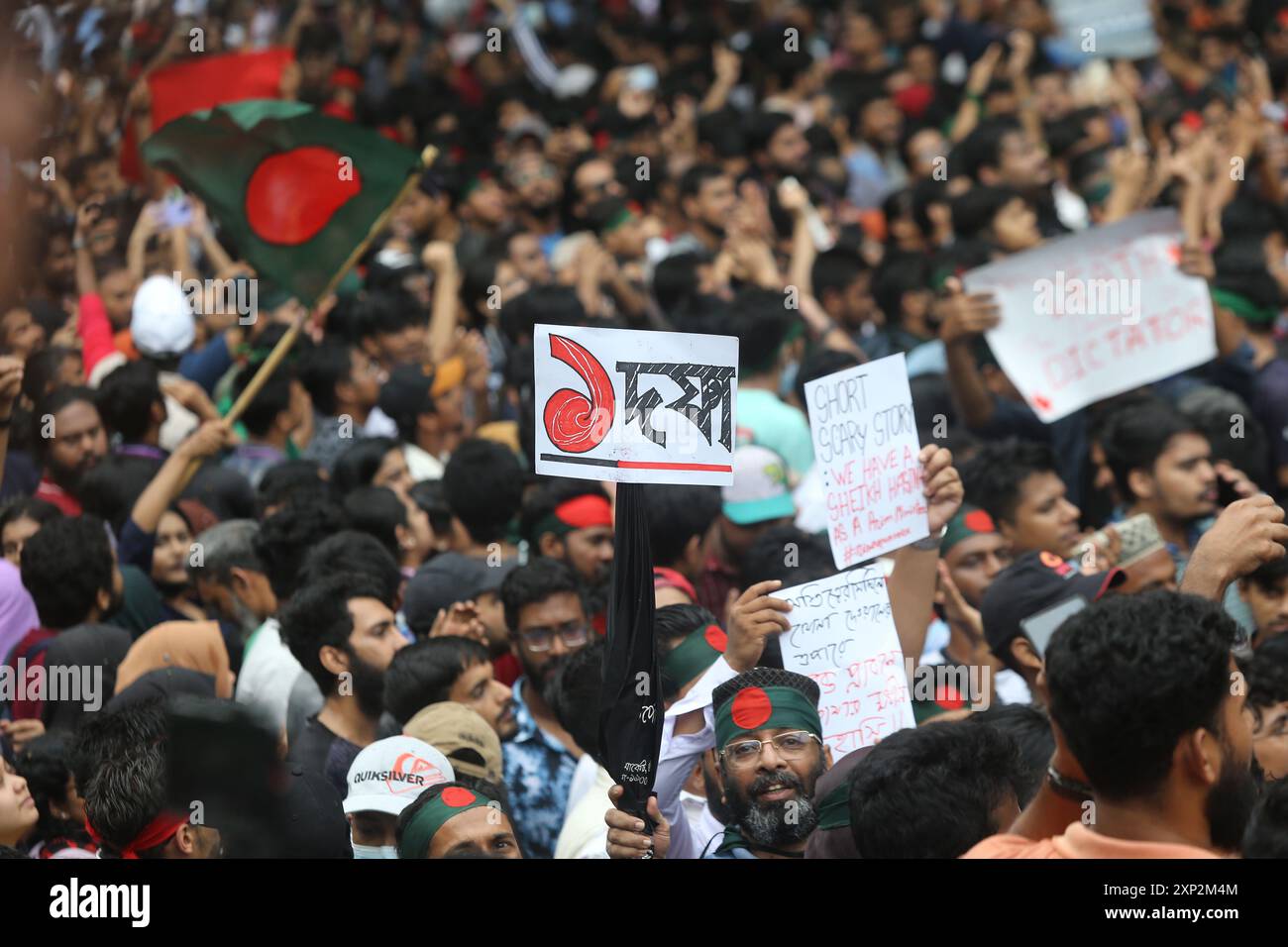 Dhaka, Wari, Bangladesh. 3 agosto 2024. Il movimento anti-discriminazione studentesco ha tenuto una manifestazione al Central Shaheed Minar a Dacca il 3 agosto 2024, per chiedere giustizia per le vittime uccise nella recente violenza nazionale durante le proteste anti-quota. I leader studenteschi hanno radunato i bengalesi il 3 agosto per una campagna di disobbedienza civile a livello nazionale, mentre il governo del primo ministro Sheikh Hasina ha resistito a un peggioramento della reazione a causa di una letale repressione della polizia contro i manifestanti. (Credit Image: © Habibur Rahman/ZUMA Press Wire) SOLO PER USO EDITORIALE! Non per USO commerciale! Foto Stock