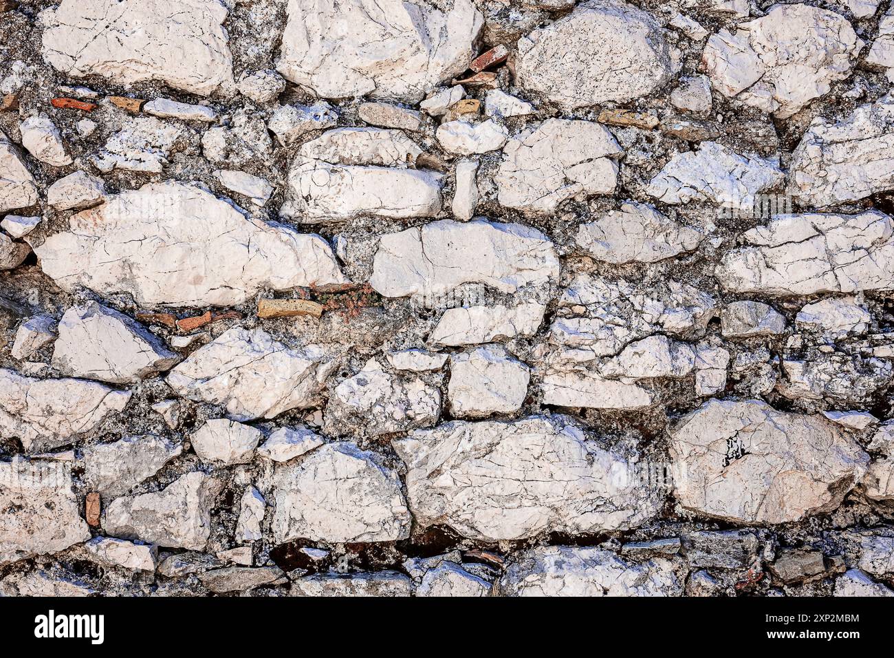 porzione del muro circostante costruita con pietre e malta Foto Stock