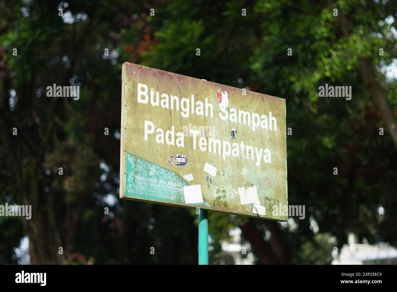 Divieto di sparare rifiuti in indonesiano in un parco cittadino della città di Malang Foto Stock