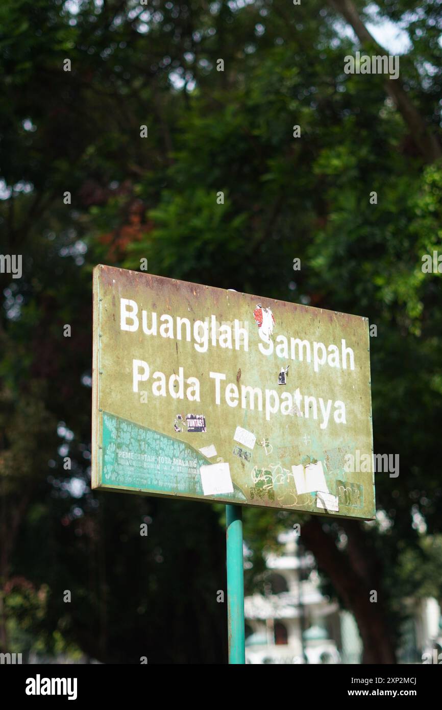 Divieto di sparare rifiuti in indonesiano in un parco cittadino della città di Malang Foto Stock