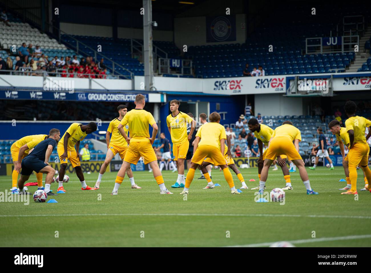 3 agosto 2024; Loftus Road Stadium, Shepherds Bush, West London, Inghilterra; amichevole calcio pre-stagione, Queens Park Rangers contro Brighton e Hove Albion; la squadra di Brighton si riscalda per la partita Credit: Action Plus Sports Images/Alamy Live News Foto Stock