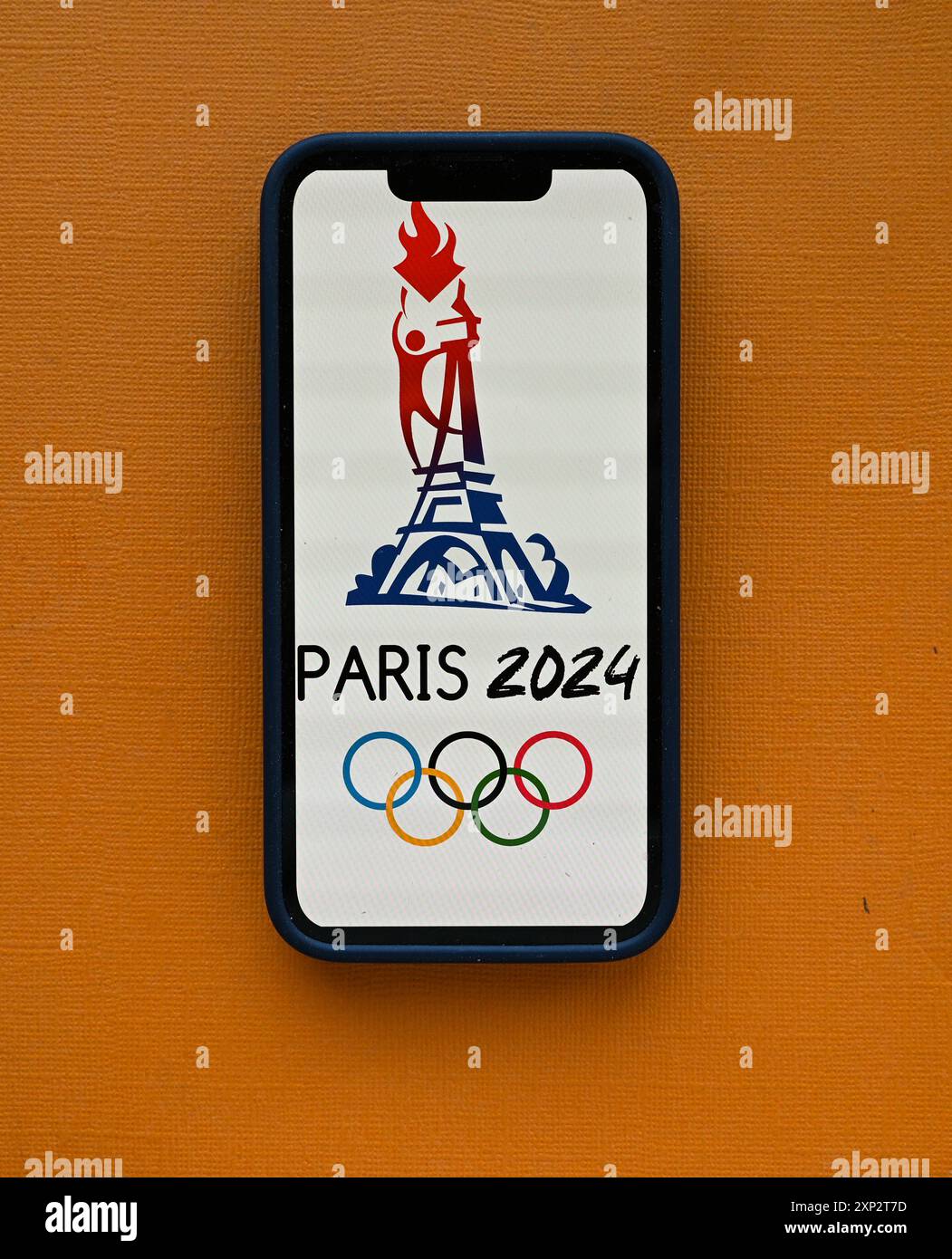 23 luglio 2024, Parigi, Francia. Il logo delle Olimpiadi estive 2024 sullo schermo del telefono cellulare. Foto Stock