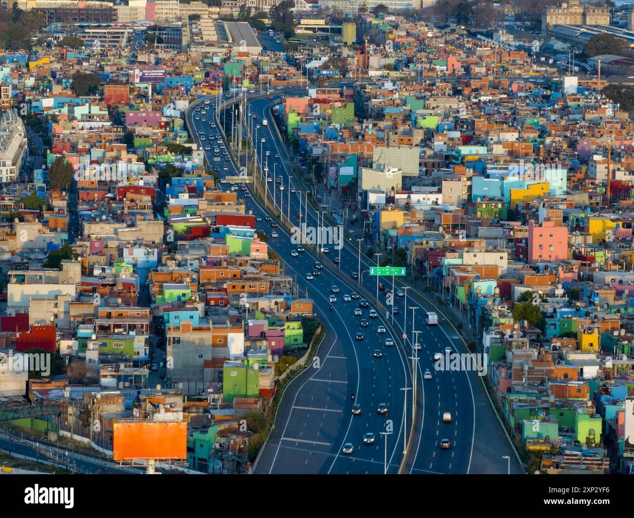 Buenos Aires, Argentina, 23 luglio 2024: Villa 31, Barrio 31 o Barrio padre Carlos Mugica. Quartiere povero vicino alla ferrovia, Buenos Aires, Argentina. Foto Stock