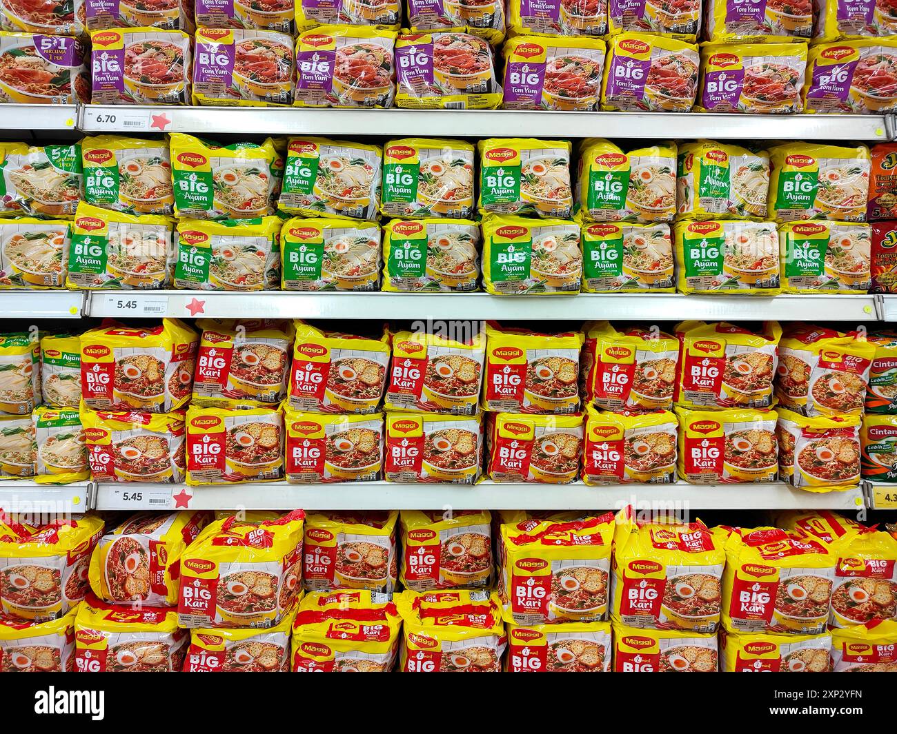 Petaling Jaya, Selangor, Malesia - 29 luglio 2024 : vari prodotti Maggi (spaghetti istantanei) sullo scaffale in vendita nell'ipermercato. Maggi è un prod Foto Stock