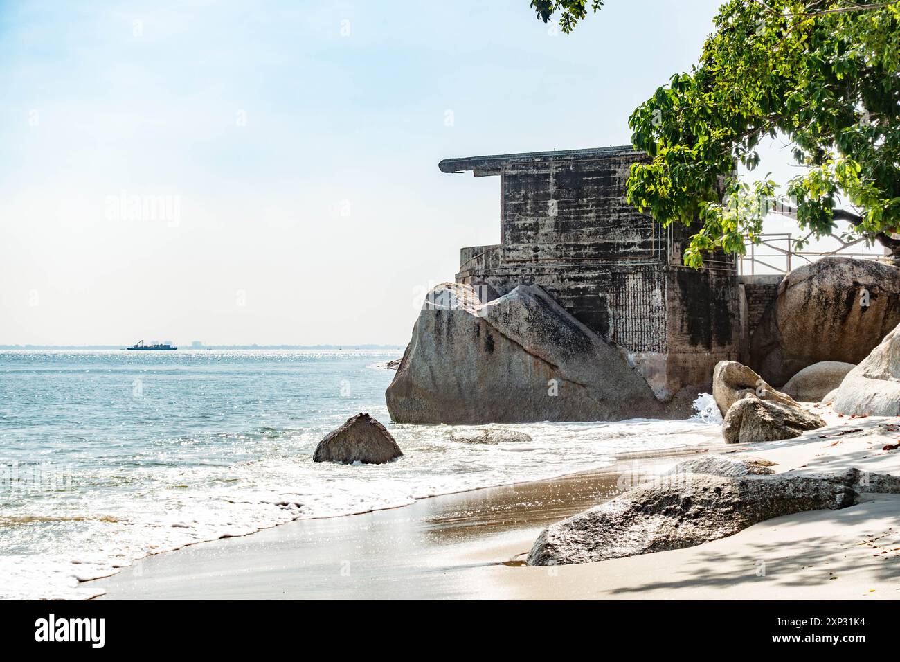 Un bunker di cemento della seconda guerra mondiale che avrebbe ospitato un deposito di armi sulla spiaggia di Tanjing Tokong a Penang, Malesia. Foto Stock