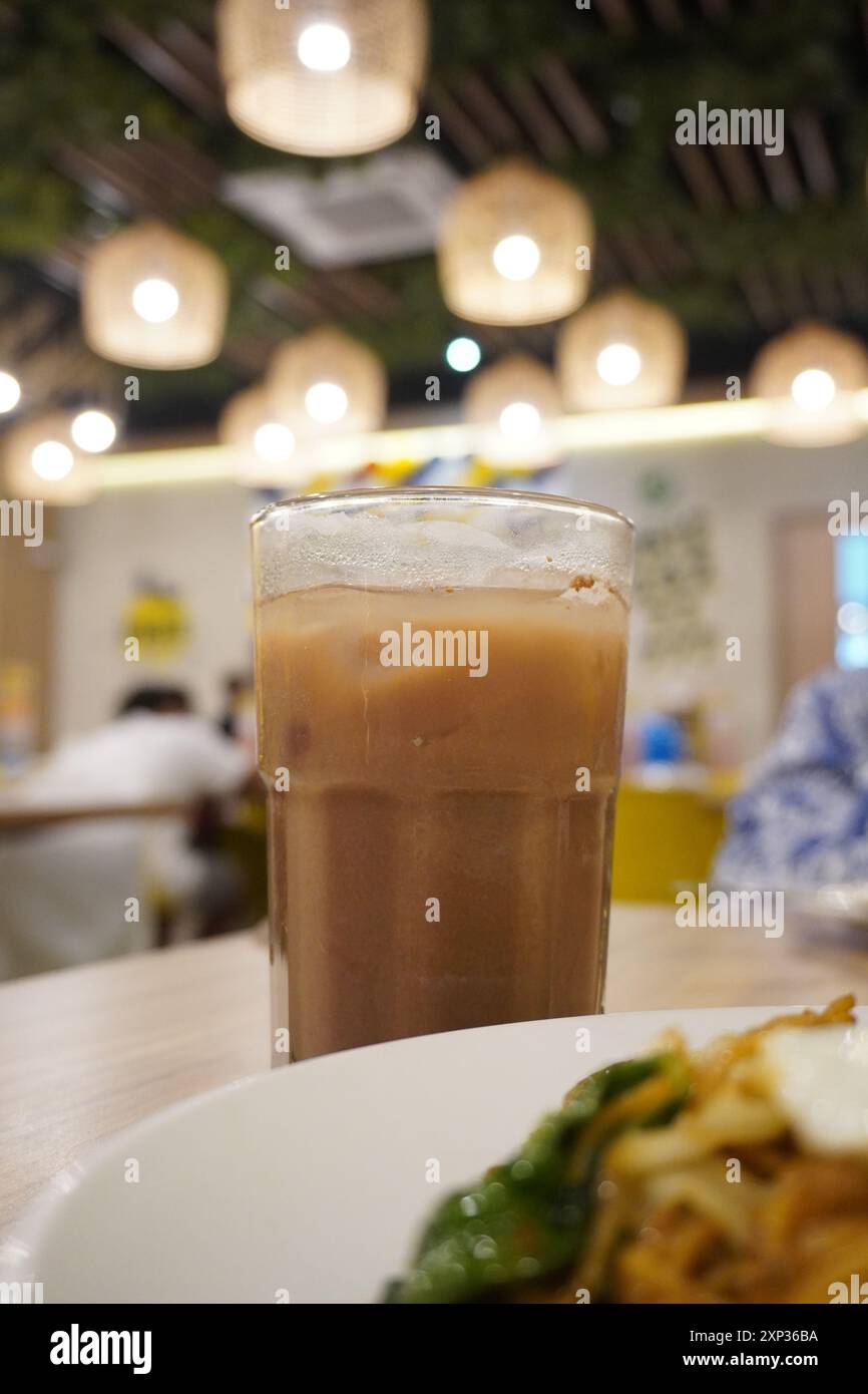 Rinfrescante bevanda al cioccolato ghiacciato in un bicchiere trasparente in un ristorante Foto Stock