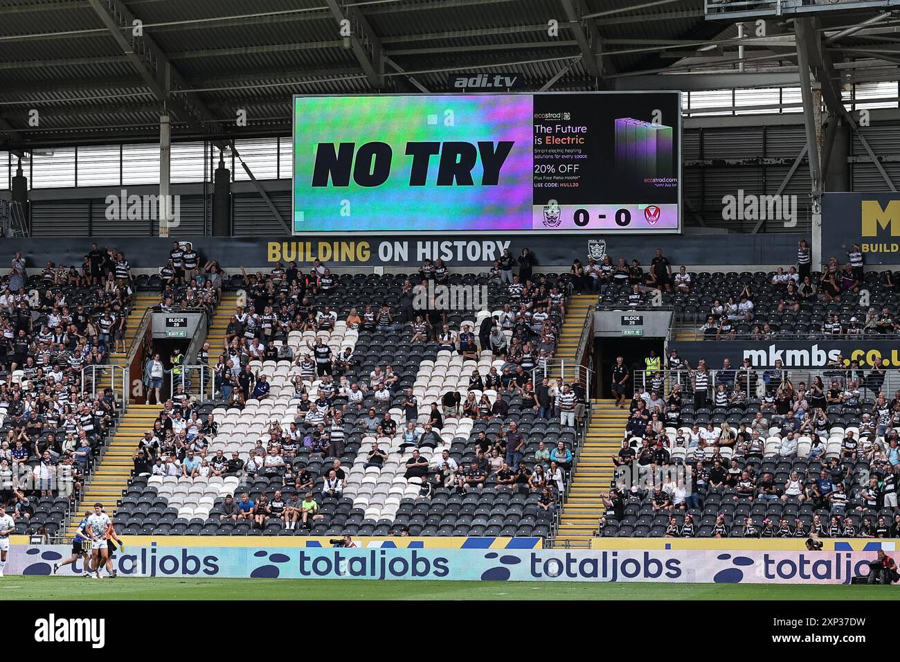 Il video rif Marcus Griffith esclude una meta dei Saints durante la partita del 20° turno di Betfred Super League Hull FC vs St Helens all'MKM Stadium di Hull, Regno Unito, 3 agosto 2024 (foto di Mark Cosgrove/News Images) Foto Stock