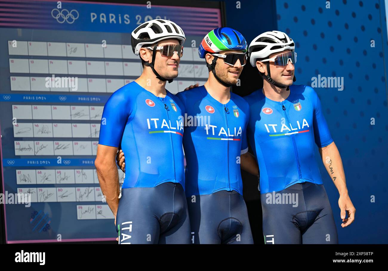 Parigi, Francia. 3 agosto 2024. Alberto Bettiol, Luca Mozzato e Elia Viviani sono stati visti prima della gara di ciclismo su strada maschile ai Giochi Olimpici di Parigi 2024, a Parigi, in Francia, il 3 agosto 2024. Crediti: HU Huhu/Xinhua/Alamy Live News Foto Stock