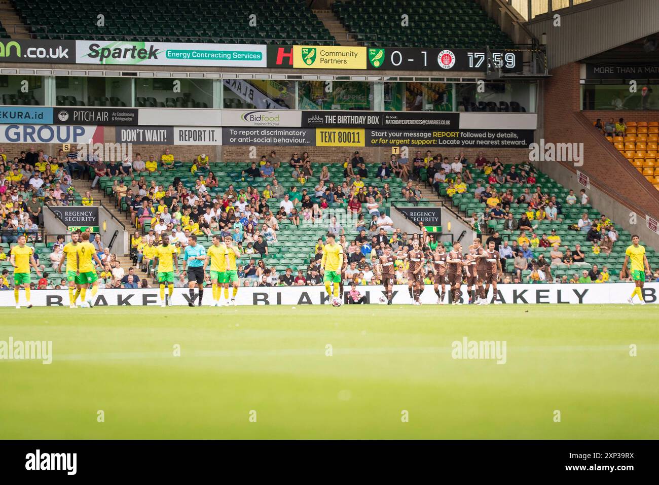 Una visione generale dello stadio del Norwich City Football Club dopo che Scott Banks del FC St. Pauli segna il primo gol durante l'amichevole di pre-stagione tra Norwich City e FC St Pauli a Carrow Road, Norwich, sabato 3 agosto 2024. (Foto: David Watts | mi News) crediti: MI News & Sport /Alamy Live News Foto Stock