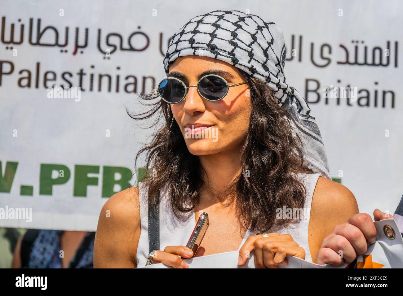 Londra, Regno Unito. 3 agosto 2024. Aiysha Hart, un'attrice inglese, si unisce al fronte della marcia - dimostrazione nazionale e marcia per Gaza da Park Lane al Parlamento. La protesta a favore della Palestina chiedeva anche la "fine del genocidio”, cessa il fuoco ora e invitava Keir Starmer a smettere di armare Israele. La protesta è stata organizzata da Stop the War, Palestine Solidarity Campaign UK e Friends of al Aqsa. Crediti: Guy Bell/Alamy Live News Foto Stock