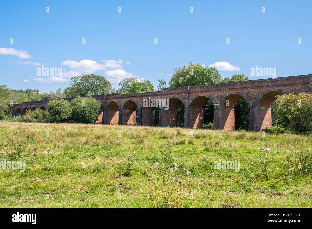Hockley Railway Viaduct, vista estiva del punto di riferimento dell'Hampshire, Inghilterra, Regno Unito, in un giorno di agosto di sole Foto Stock