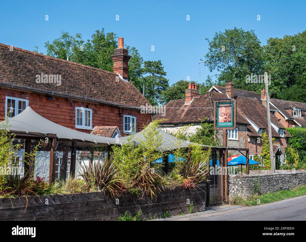 Bucks Head, Meonstoke, Hampshire. Un pittoresco e tradizionale pub inglese sul fiume. Foto Stock