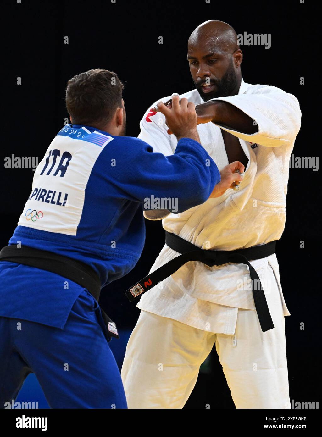 Parigi, Francia. 3 agosto 2024. La Francia Teddy Riner (R) gareggia con l'Italia Gennaro Pirelli durante la semifinale a squadre miste di judo della tabella B ai Giochi Olimpici di Parigi 2024 a Parigi, in Francia, il 3 agosto 2024. Crediti: Li An/Xinhua/Alamy Live News Foto Stock