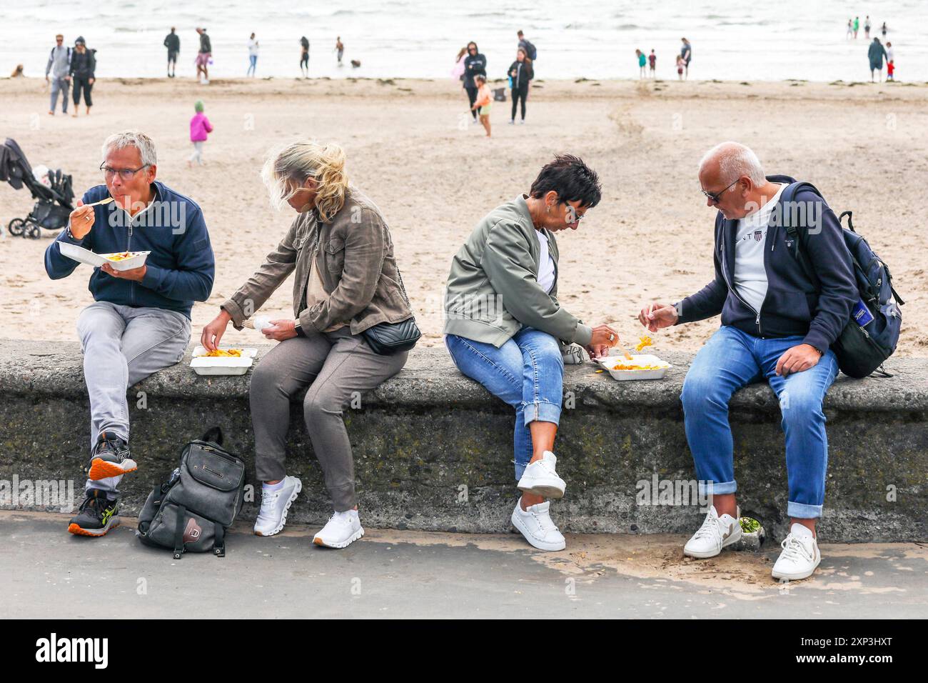 Troon, Regno Unito. 3 agosto 2024. I turisti e la gente del posto trascorrono la giornata alla spiaggia di Troon, Ayrshire, Scozia, Regno Unito, nel fine settimana delle festività di agosto, nonostante le previsioni per le basse temperature e la possibilità di forti piogge. Crediti: Findlay/Alamy Live News Foto Stock