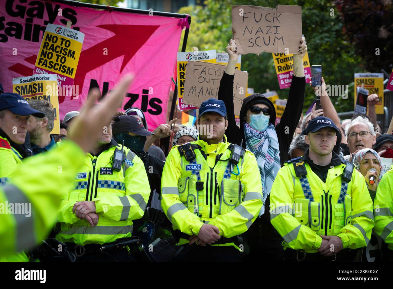 Manchester, Regno Unito. 3 agosto 2024. I manifestanti tengono dei cartelli durante una manifestazione di unità di Stand Up to Racism contro i sostenitori anti-immigrazione. All'inizio di questa settimana, proteste e rivolte sono scoppiate in tutto il paese dopo un orribile attacco con coltello a Southport, un ragazzo di 17 anni che ha ucciso tre bambini innocenti. La disinformazione sull'aggressore si è diffusa sui social media, riportando che era un richiedente asilo, il che in seguito si è rivelato inesatto. Credito: SOPA Images Limited/Alamy Live News Foto Stock