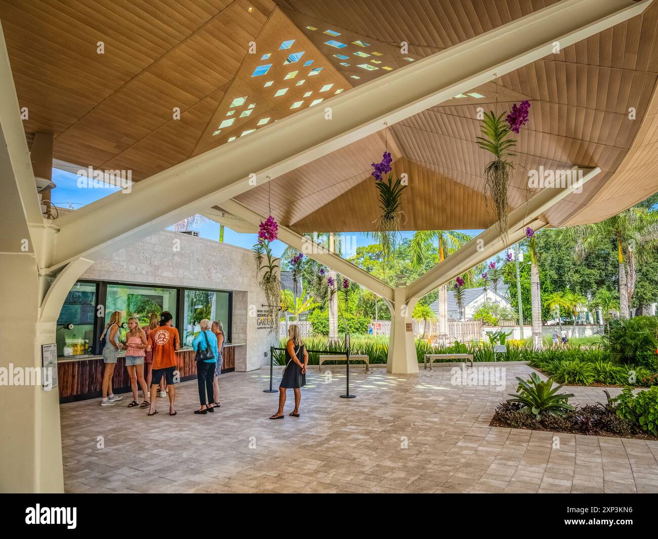 Area d'ingresso, centro di accoglienza presso i giardini botanici Marie Selby nel centro di Sarasota, Florida, USA Foto Stock