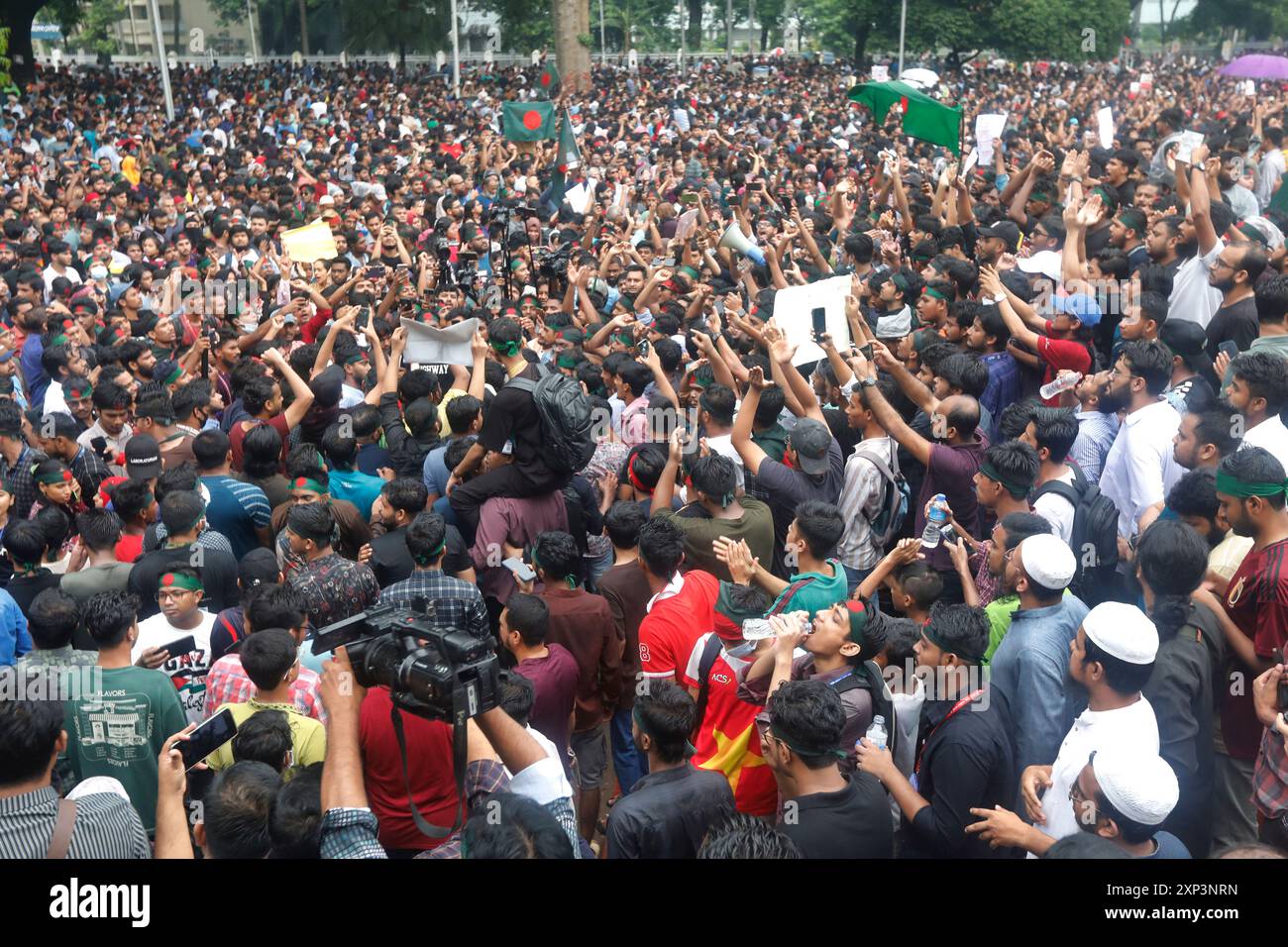 Dhaka, Bangladesh - 3 agosto 2024: Al raduno di migliaia di persone presso il centro Shahid Minar di Dhaka, attivista studentesco anti-discriminazione Foto Stock