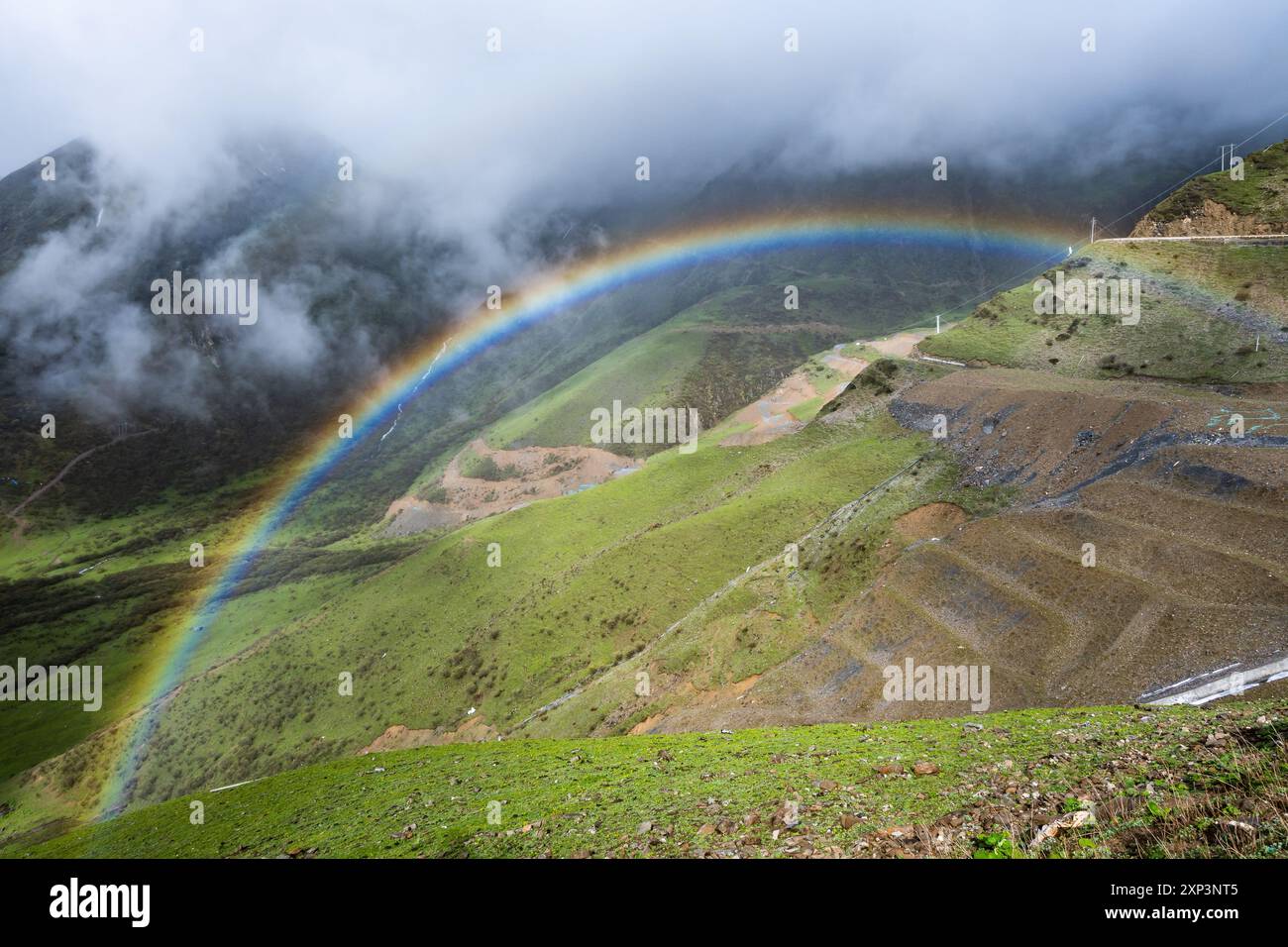 Arcobaleno colorato sulle montagne del Sichuan occidentale, Cina. Foto Stock