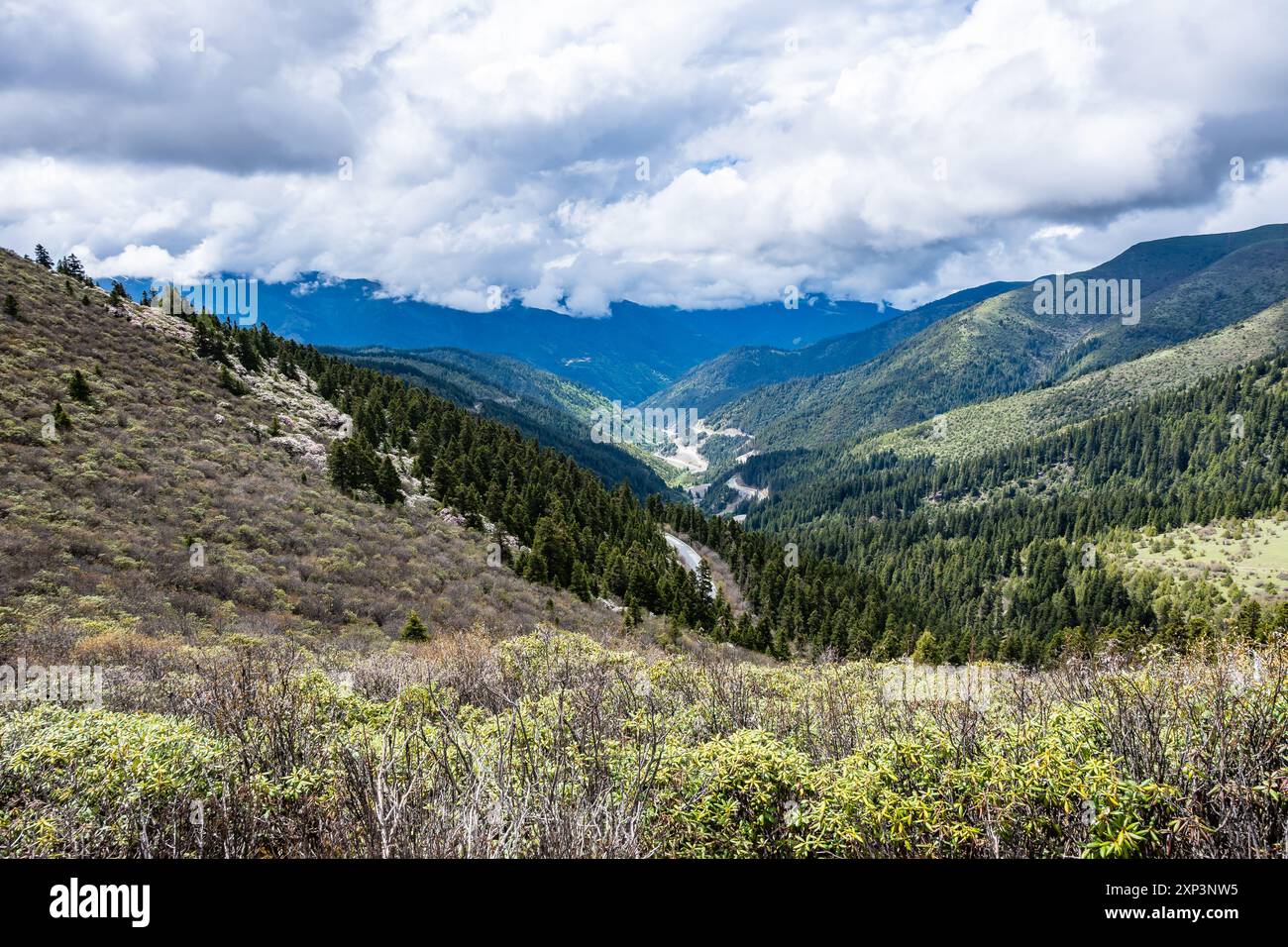 Paesaggio della regione montuosa del Sichuan occidentale, Cina. Foto Stock