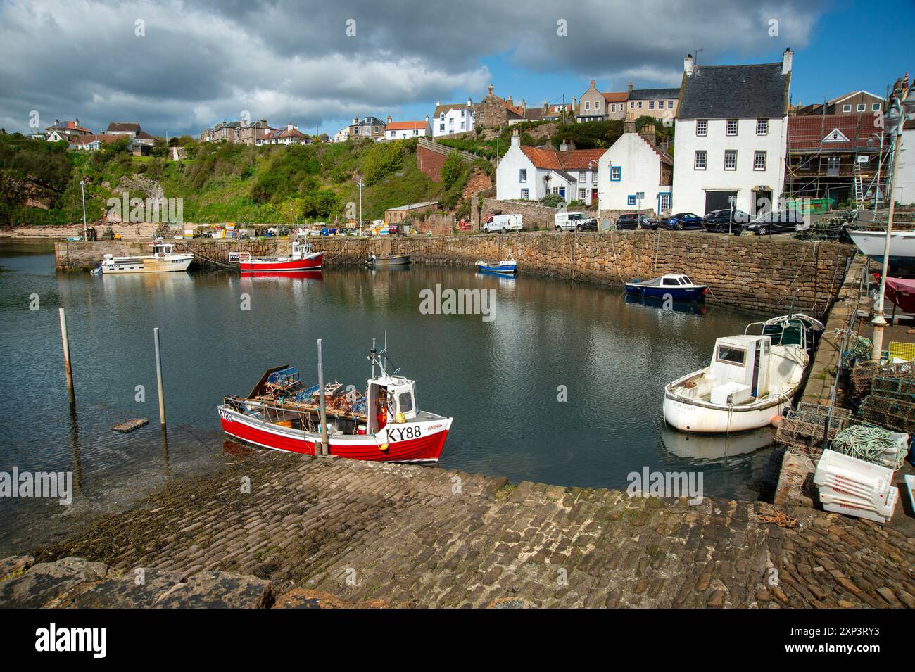 Barche da pesca locali ormeggiate nel pittoresco porto di Crail nell'est di Fife, scozia Foto Stock