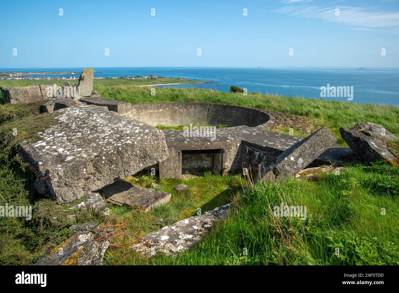 I resti di un deposito di cannoni in cemento sopra il Firth of Forth a Elie e Earlsferry Fife scozia parte delle difese costiere della seconda guerra mondiale Foto Stock
