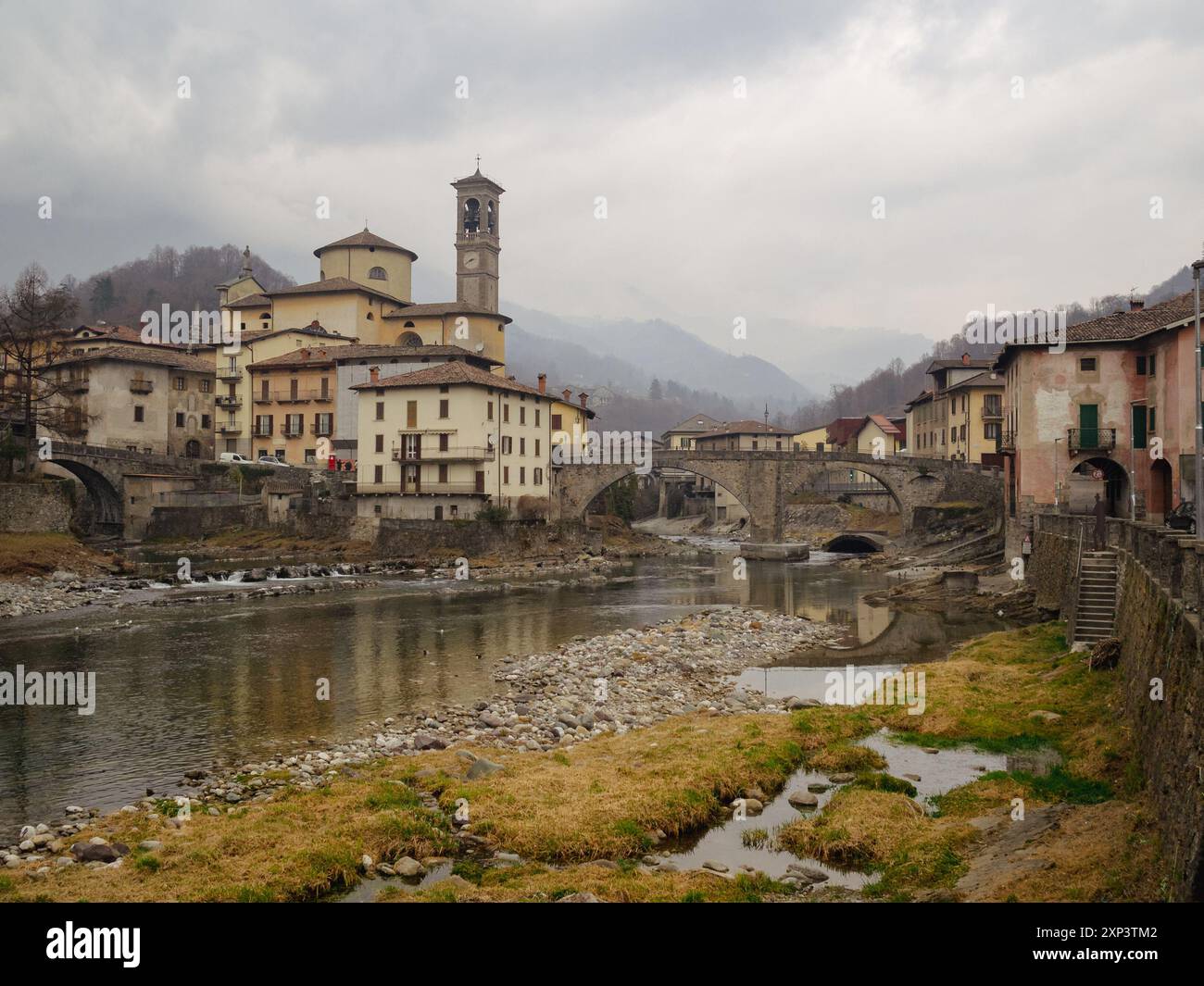 Fiume Brembo passando per San Giovanni bianco, Lombardia Foto Stock