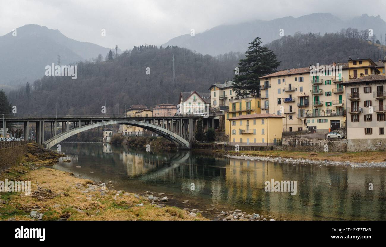 Fiume Brembo passando per San Giovanni bianco, Lombardia Foto Stock