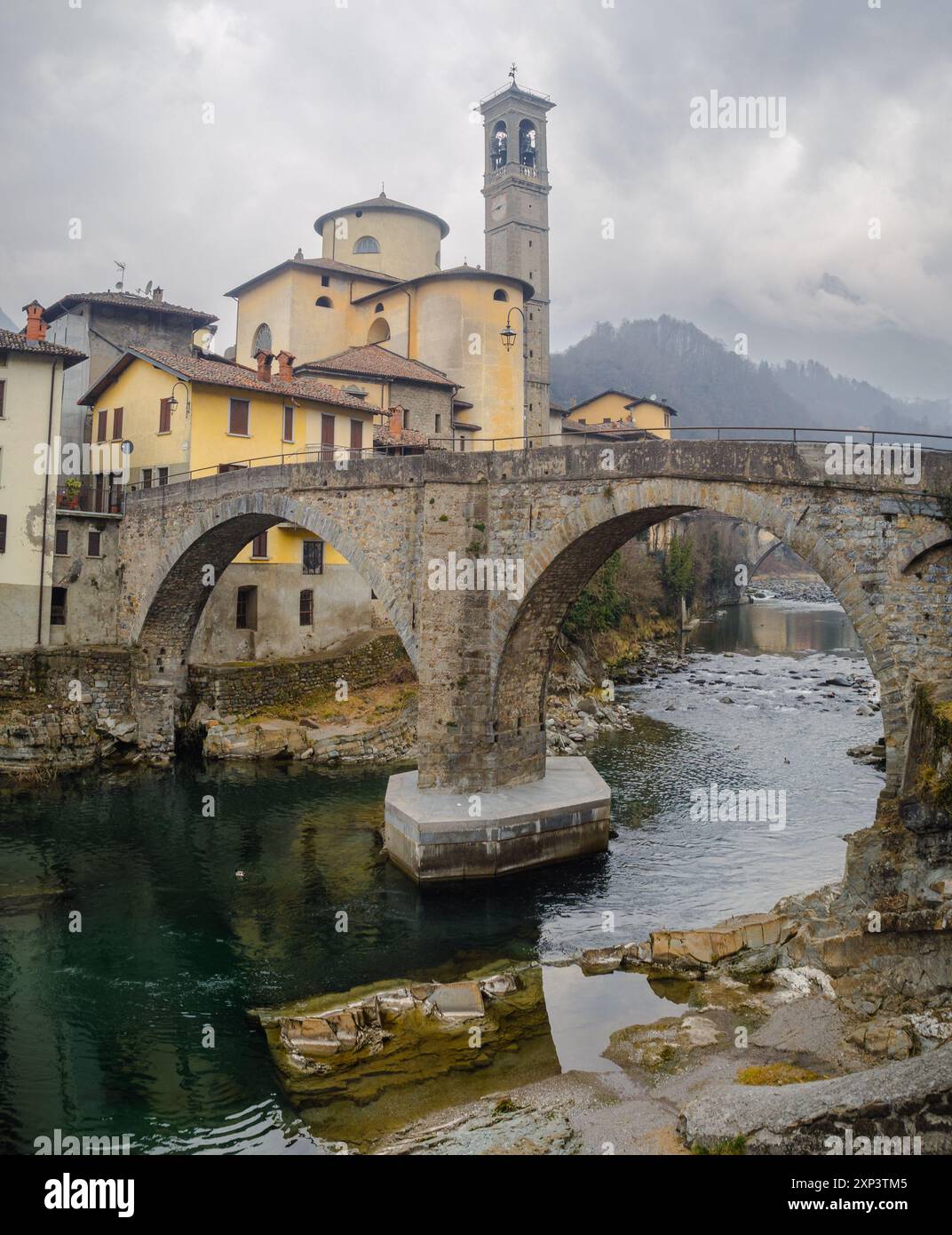 Chiesa di San Giovanni bianco e ponte in pietra sul fiume Brembo, Lombardia Foto Stock