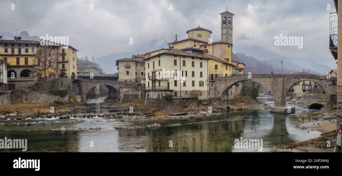 Fiume Brembo passando per San Giovanni bianco, Lombardia Foto Stock