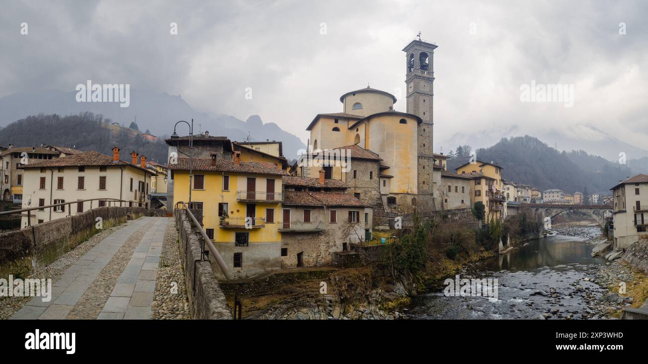 Chiesa di San Giovanni bianco e ponte in pietra sul fiume Brembo, Lombardia Foto Stock