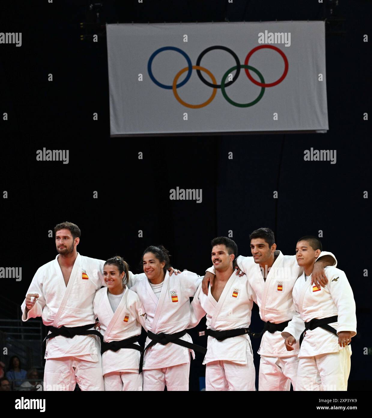 Parigi, Francia. 3 agosto 2024. Gli atleti spagnoli posano per le foto dopo il round di eliminazione a squadre miste di 32 judo ai Giochi Olimpici di Parigi 2024 a Parigi, Francia, il 3 agosto 2024. Crediti: Li An/Xinhua/Alamy Live News Foto Stock