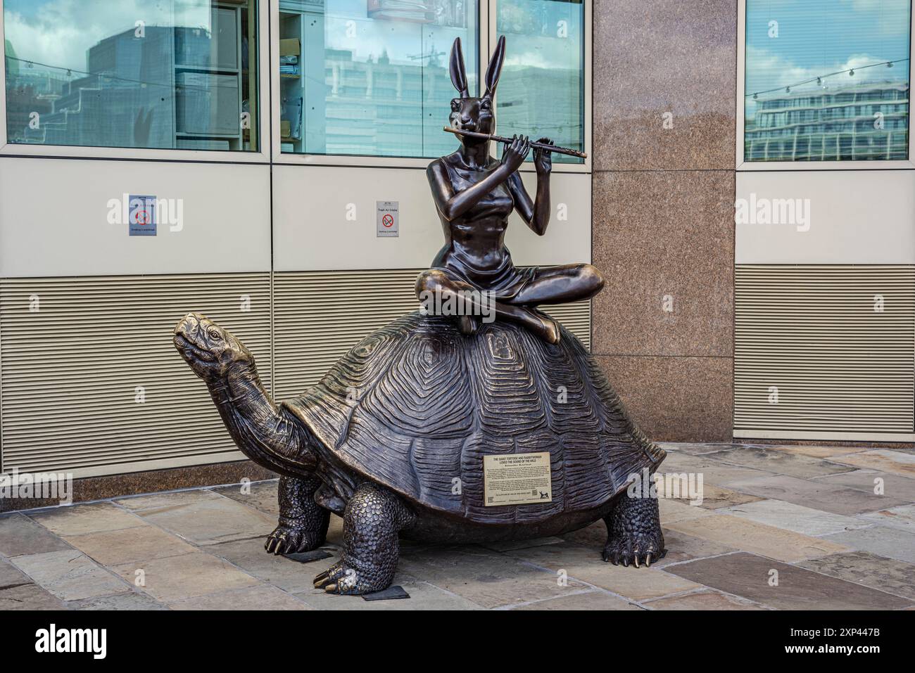 Scultura gigante di Tartaruga e donna di coniglio. Queen's Walk sulla sponda sud del Tamigi, vicino alla Hays Galleria, Londra. Foto Stock