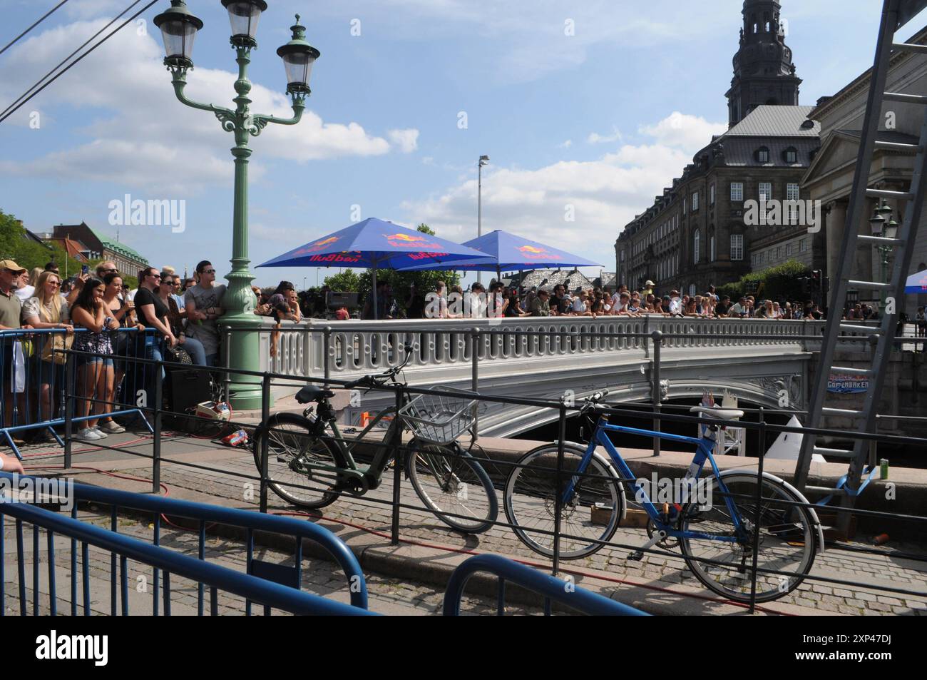 Copenaghen/ Danimarca/ 03 agosto 2024/persone che partecipano a un evento di toro possono praticare sport acquatici nel canale di Cpenhagen e la diffusione gratuita di bevande energetiche rosse bul al visityor presso gl.Strand nella capitale. Foto. Francis Joseph Dean/Dean Pictures non per uso commerciale Foto Stock