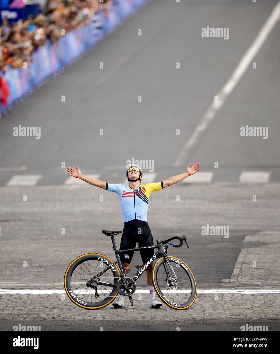 PARIGI - il ciclista Remco Evenepoel (BEL) vince la gara di ciclismo su strada ai Giochi Olimpici. ANP ROBIN VAN LONKHUIJSEN Foto Stock