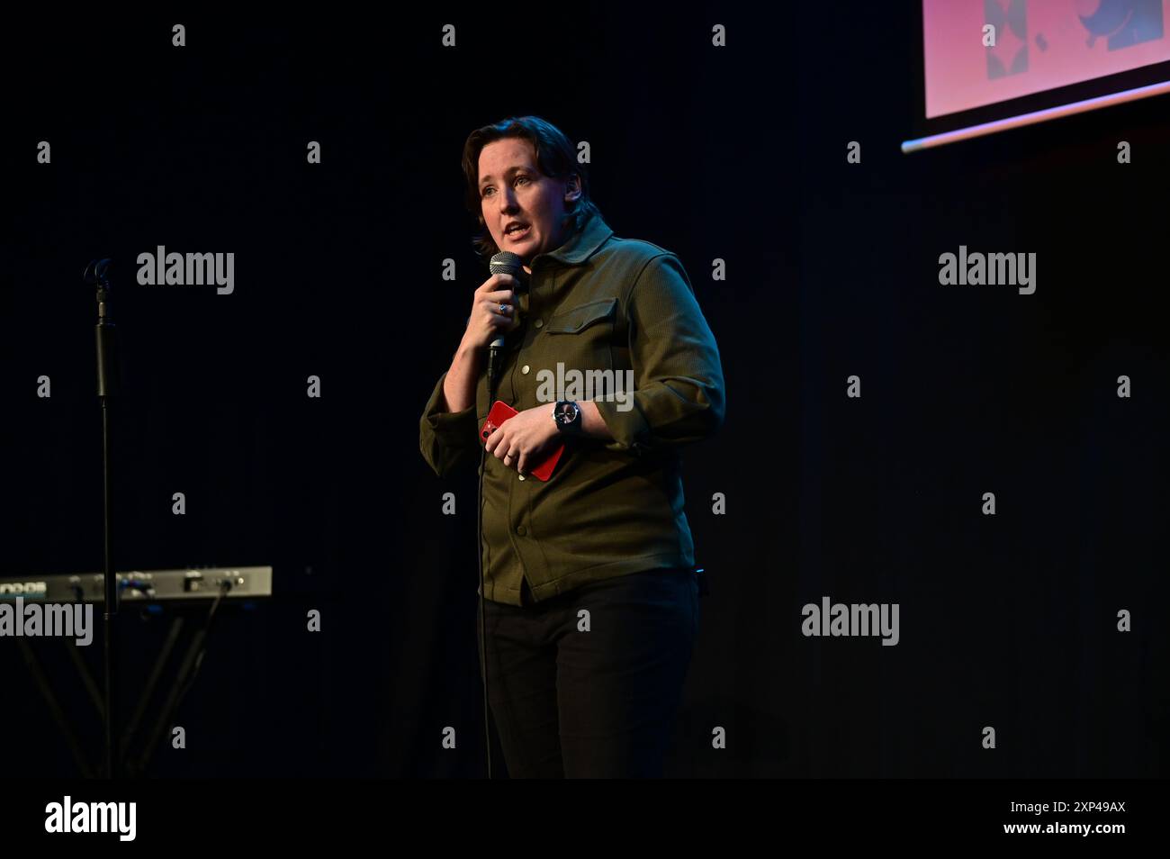 Edimburgo, venerdì 2 agosto 2024. Mhairi Black, politico scozzese che ha servito come Vice leader del Partito Nazionale scozzese (SNP) sul palco al Festival Fringe di Edimburgo. Credito: Brian D Anderson. Foto Stock