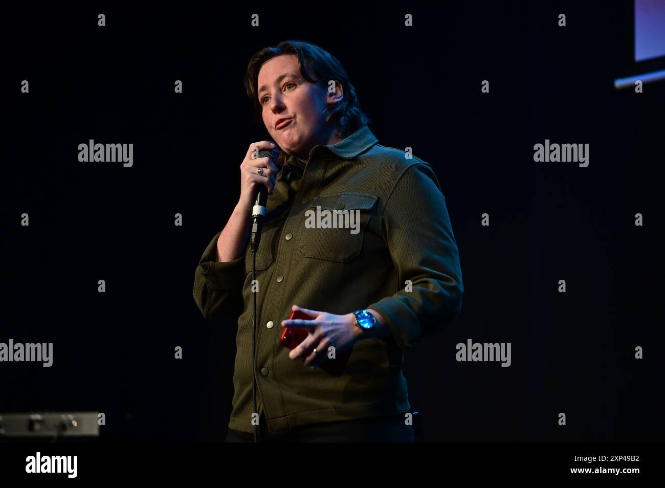 Edimburgo, venerdì 2 agosto 2024. Mhairi Black, politico scozzese che ha servito come Vice leader del Partito Nazionale scozzese (SNP) sul palco al Festival Fringe di Edimburgo. Credito: Brian D Anderson. Foto Stock