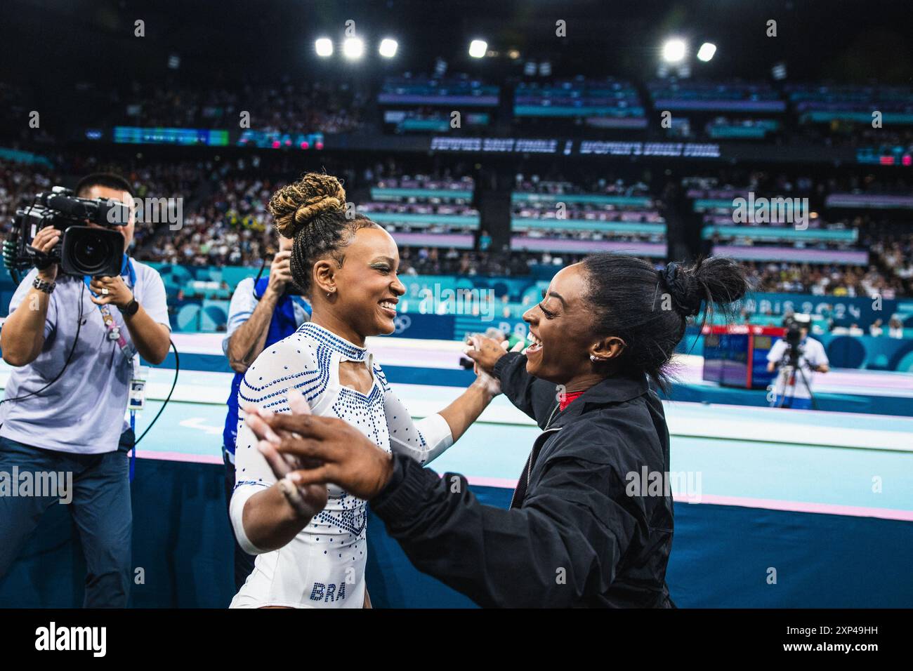 PARIGI, IF - 03.08.2024: GINNASTICA ARTISTICA FEMMINILE OLIMPIADI - ginnastica Artistica - Olimpiadi di Parigi 2024 - finale della volta a tavola femminile tenutasi all'Arena Bercy, a Parigi, Francia, questo sabato (03). Nella foto, Simone Biles (USA) e Rebeca Andrade (BRA) si abbracciano dopo la performance dell'atleta brasiliano (foto: Luca Castro/Fotoarena) Foto Stock