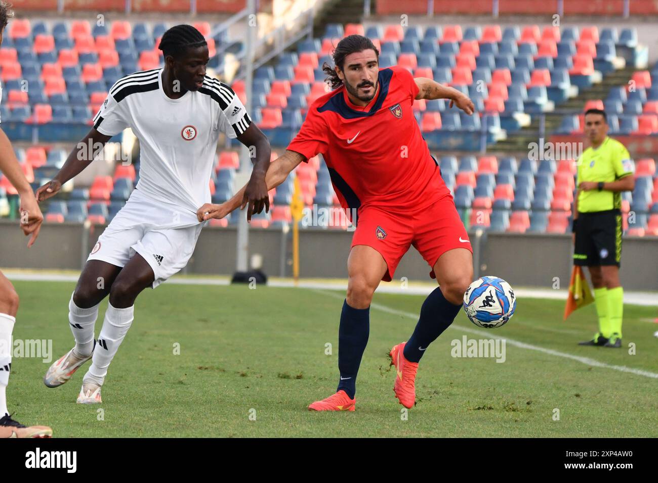 Alessandro Caporale e Amadou Sarr durante Cosenza 1914 vs Inter - Foggia 1929, partita amichevole di calcio a Cosenza, Italia, 3 agosto 2024 Foto Stock