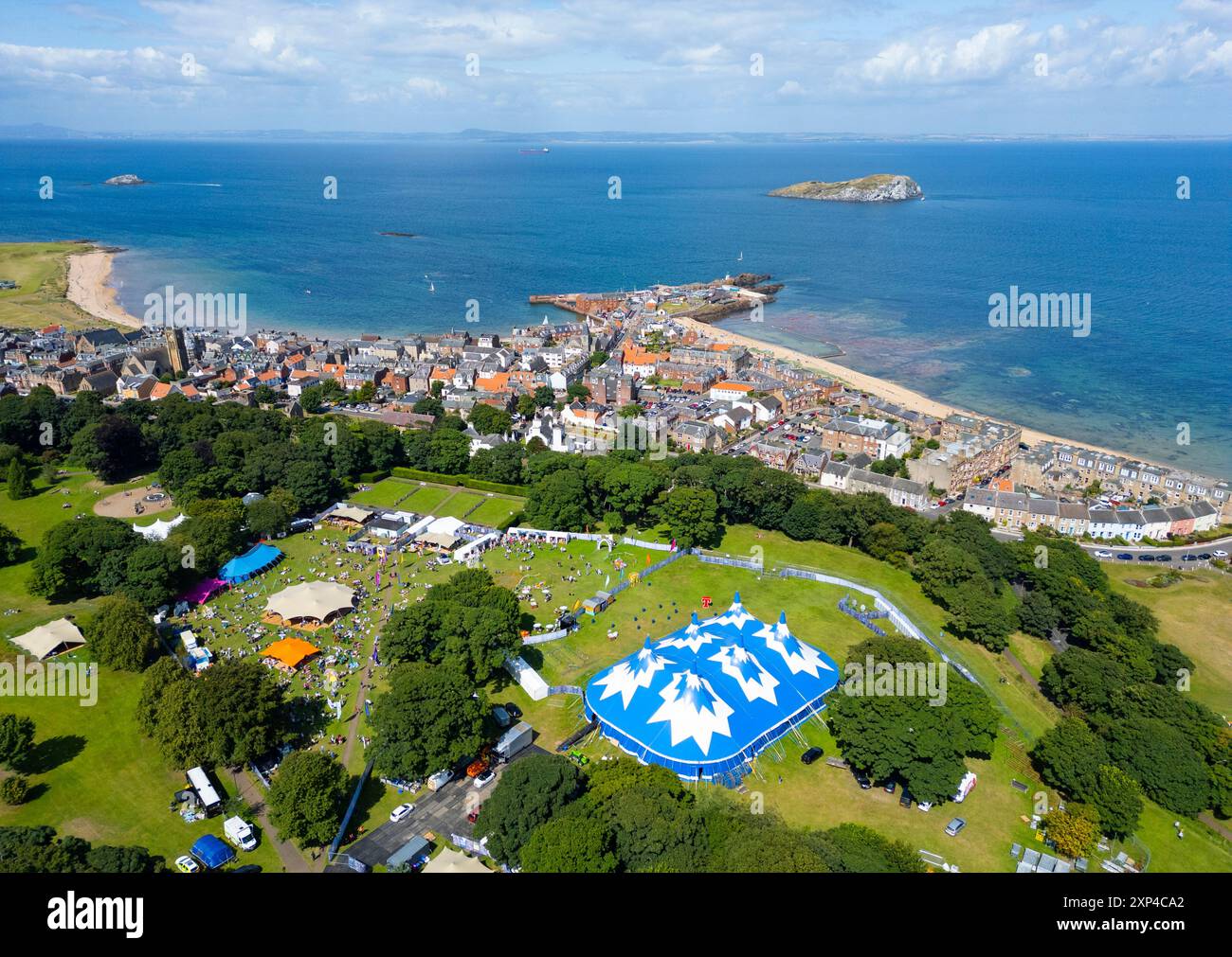 North Berwick, Scozia, Regno Unito. 3 agosto 2024. Vista aerea del festival Fringe by the Sea a North Berwick, East Lothian. Il festival è un'alternativa al famoso Festival Fringe di Edimburgo e si svolge dal 2 all'11 agosto. Iain Masterton/Alamy Live News Foto Stock