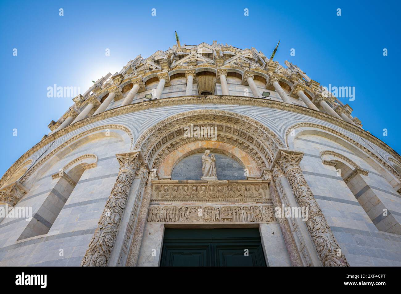 Vista ad angolo basso del battistero di San Giovanni nell'antica città di Pisa. Foto Stock