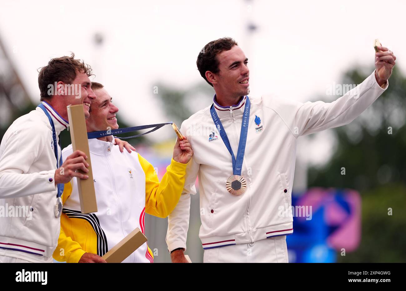 Il belga Remco Evenepoel (oro), il francese Valentin Madouas (argento) e il francese Christophe Laporte (bronzo) durante la cerimonia della medaglia per la gara ciclistica maschile su strada dell'ottavo giorno dei Giochi Olimpici di Parigi del 2024 in Francia. Data foto: Sabato 3 agosto 2024. Foto Stock