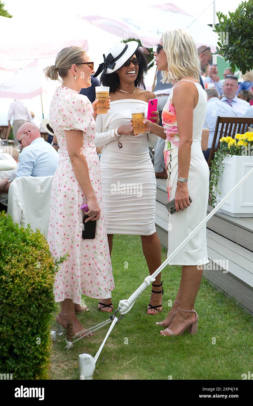 Racegoers il terzo giorno del Qatar Goodwood Festival al Goodwood Racecourse, Chichester, giovedì 1 agosto 2024 foto: Michael Cole Foto Stock