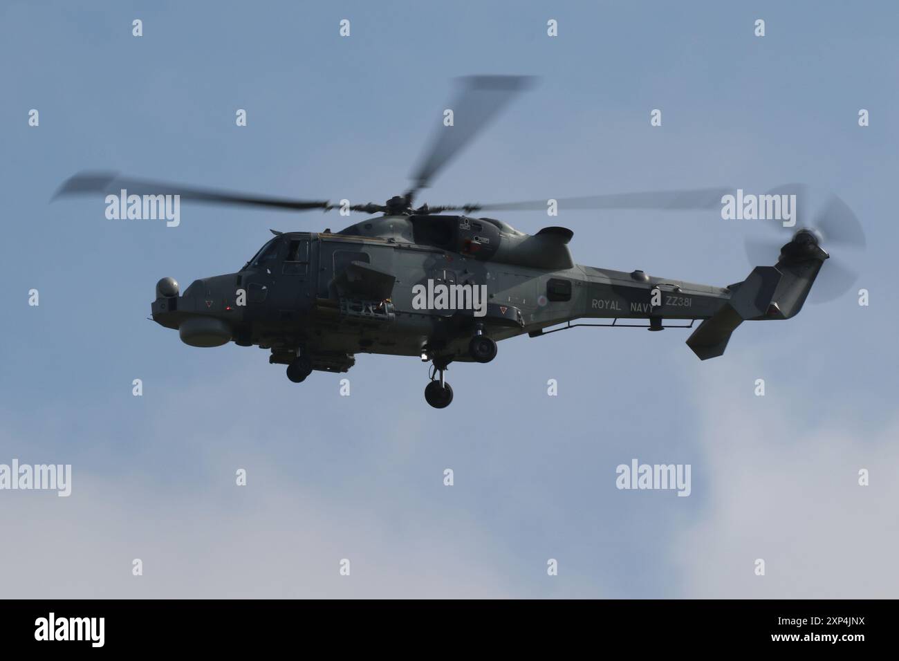 ZZ381, un AgustaWestland Wildcat HMA2 gestito dalla Royal Navy, arrivando alla RAF Fairford nel Gloucestershire, in Inghilterra, per partecipare al Royal International Air Tattoo 2024 (RIAT 2024). Foto Stock