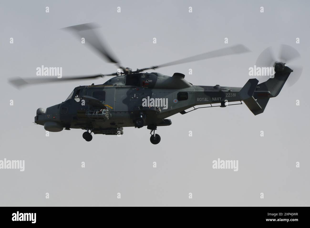 ZZ381, un AgustaWestland Wildcat HMA2 gestito dalla Royal Navy, arrivando alla RAF Fairford nel Gloucestershire, in Inghilterra, per partecipare al Royal International Air Tattoo 2024 (RIAT 2024). Foto Stock