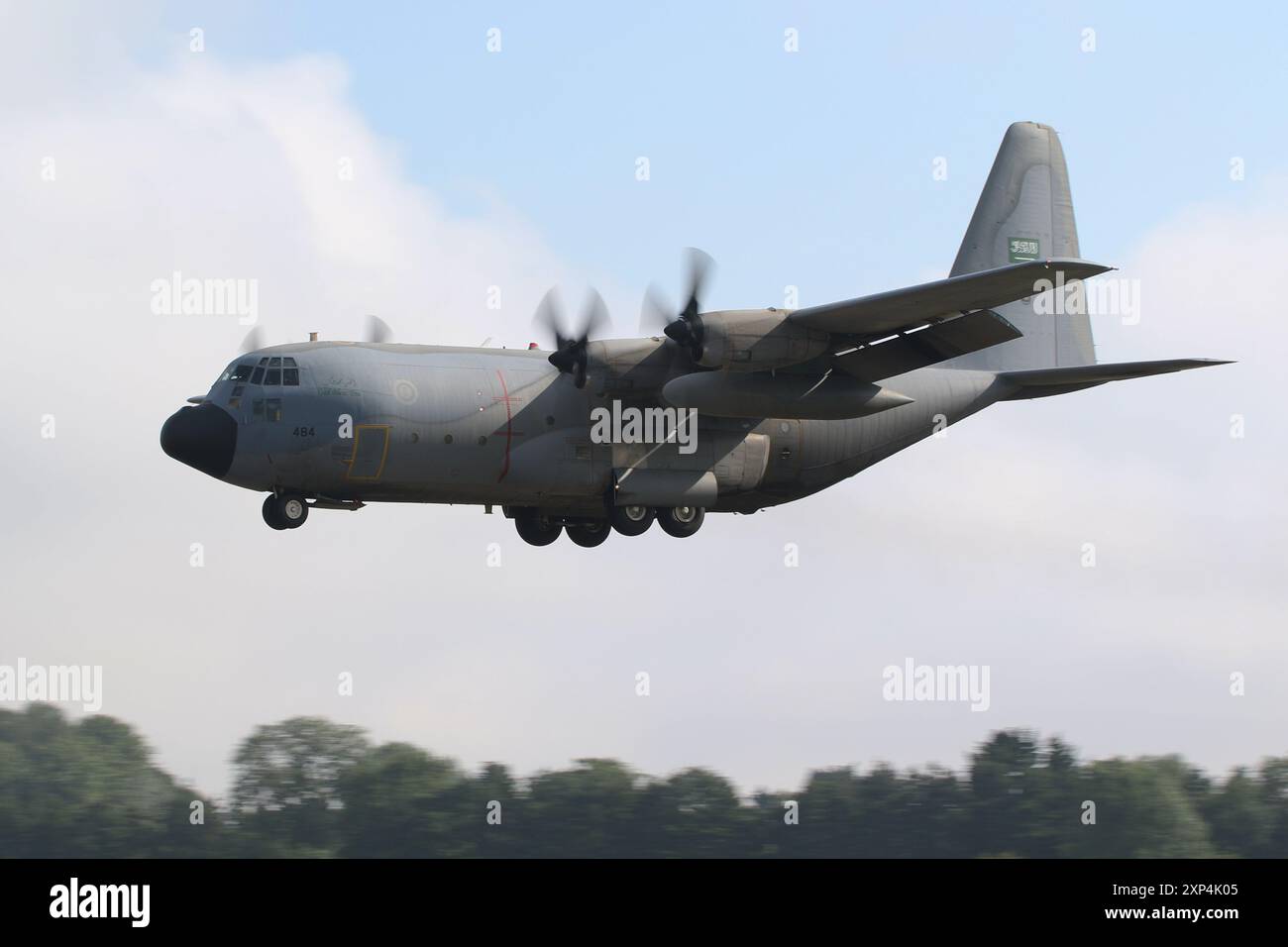 484, un Lockheed C-130H Hercules gestito dalla Royal Saudi Air Force (RSAF), arrivando alla RAF Fairford nel Gloucestershire, in Inghilterra, in vista del Royal International Air Tattoo 2024 (RIAT24). L'aereo stava fungendo da supporto ai Saudi Hawks, il team di dimostrazione aerobatica della RSAF. Foto Stock