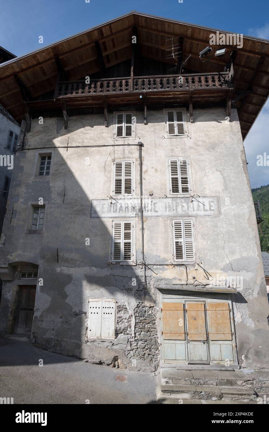 Iscrizione storica sul muro di un vecchio edificio "Gendarmeria Imperiale" che testimonia il tempo in cui la Francia era ancora un impero. Beaufort, Savoia Foto Stock