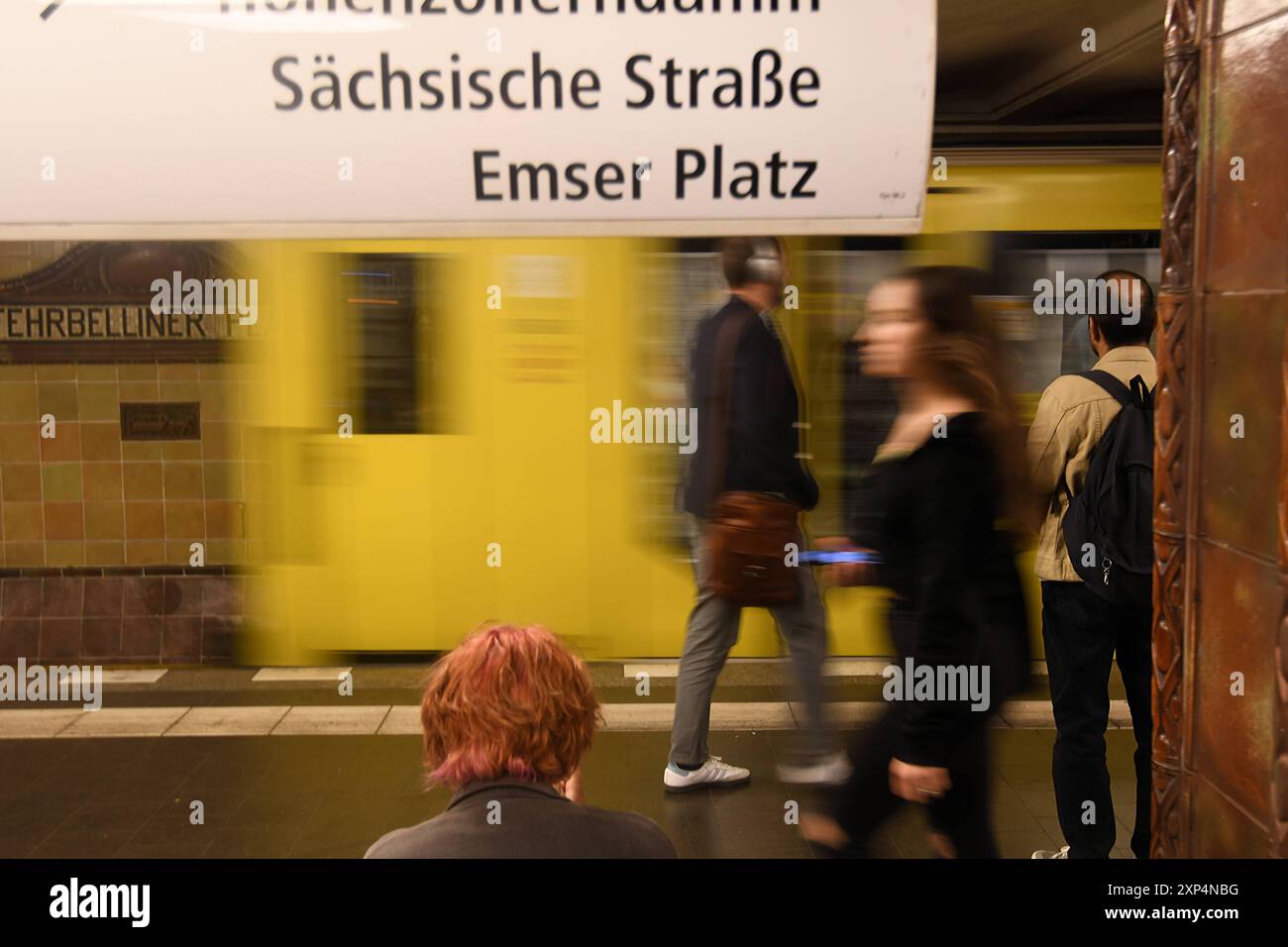 Stationsbezeichnung U-Bahnhof Fehrnerliner Platz, bei der etliche Fliesen mit den Namensbestandteilen weggebrochen sind. U-Bahnhof Fehrberliner Platz *** nome della stazione U Bahnhof Fehrnerliner Platz, dove diverse piastrelle con il nome componenti hanno rotto U Bahnhof Fehrberliner Platz Foto Stock