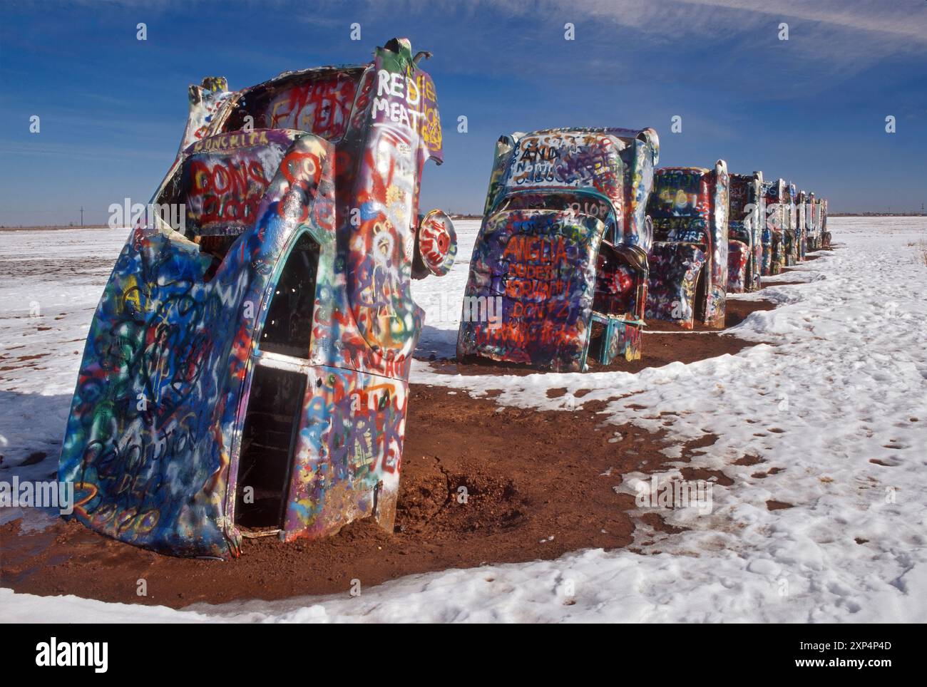 Il Cadillac Ranch, in inverno, è esposto sulla Route 66 vicino ad Amarillo, Texas, Stati Uniti Foto Stock