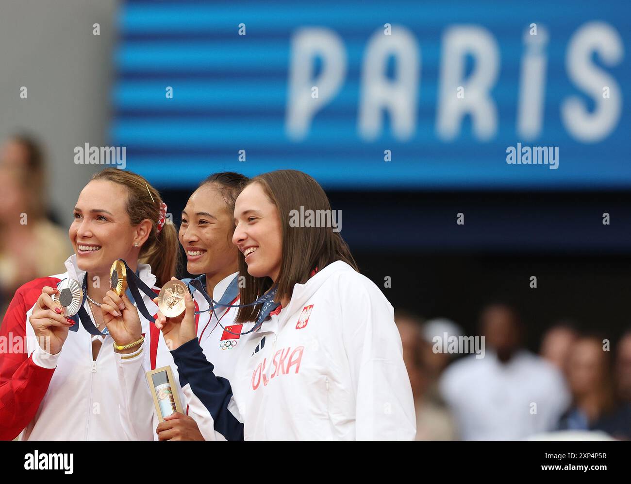 Parigi, Francia. 3 agosto 2024. La medaglia d'oro Zheng Qinwen (C) della Cina, la medaglia d'argento donna Vekic (L) della Croazia e la medaglia di bronzo IgA Swiatek della Polonia hanno posato durante la cerimonia di vittoria per i singoli femminili del tennis ai Giochi Olimpici di Parigi 2024 a Parigi, Francia, il 3 agosto 2024. Crediti: Gao Jing/Xinhua/Alamy Live News Foto Stock