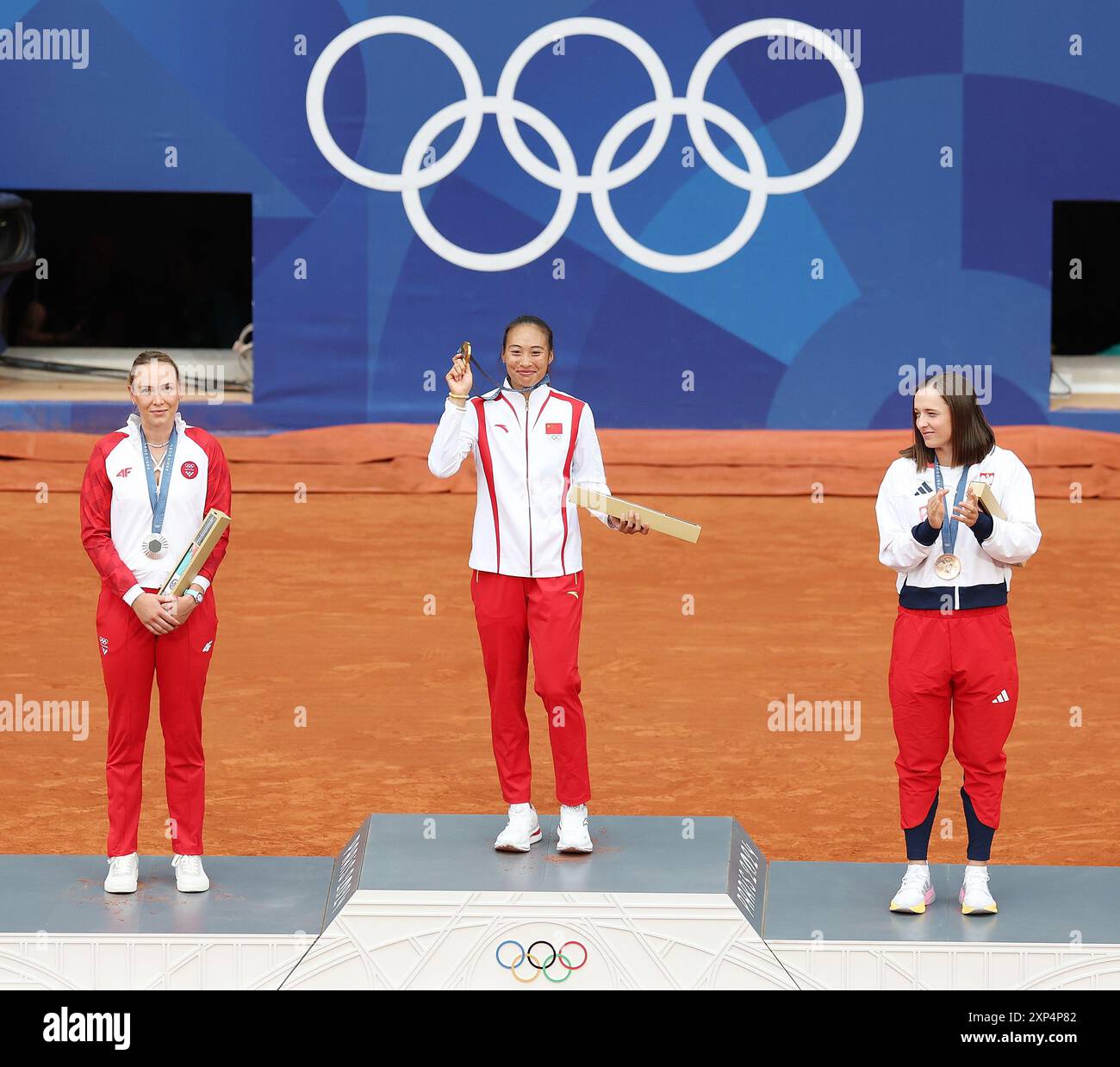 Parigi, Francia. 3 agosto 2024. La medaglia d'oro Zheng Qinwen (C) della Cina, la medaglia d'argento donna Vekic (L) della Croazia e la medaglia di bronzo IgA Swiatek della Polonia partecipano alla cerimonia di vittoria per i singoli femminili del tennis ai Giochi Olimpici di Parigi 2024 a Parigi, Francia, il 3 agosto 2024. Crediti: Lai Xiangdong/Xinhua/Alamy Live News Foto Stock